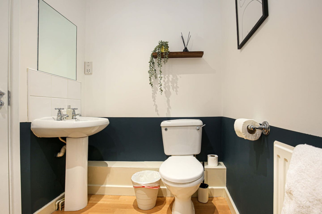 Beautiful Apartment - City Centre - Garden+Parking in 10 Huntley Crescent - Property image 19 - VivreStays