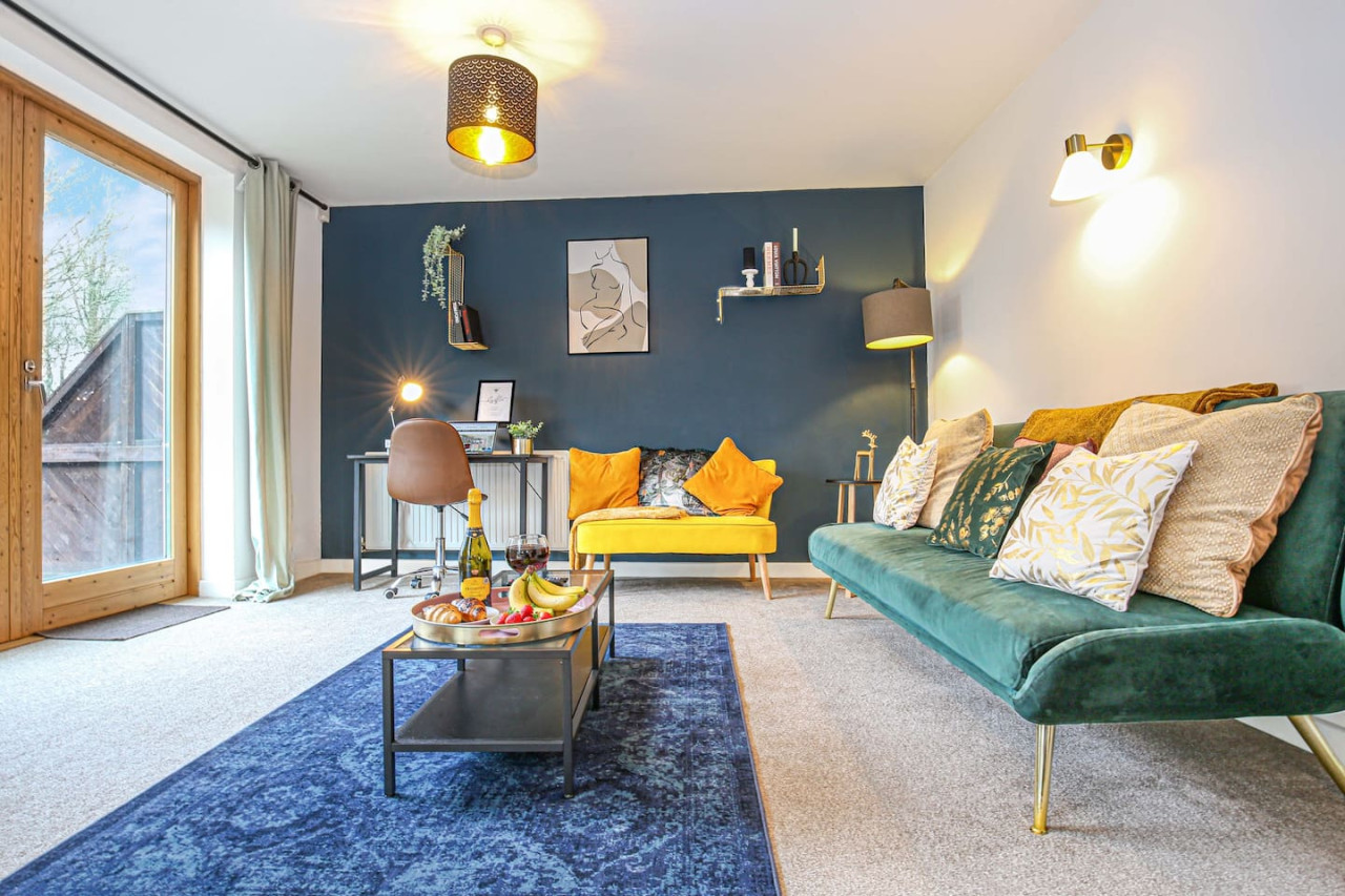 Beautiful Apartment - City Centre - Garden+Parking in 10 Huntley Crescent - Property image 3 - VivreStays