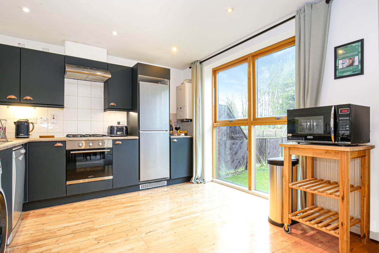 Beautiful Apartment - City Centre - Garden+Parking in 10 Huntley Crescent - Property image 8 - VivreStays