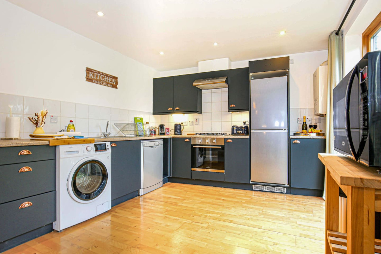 Beautiful Apartment - City Centre - Garden+Parking in 10 Huntley Crescent - Property image 6 - VivreStays