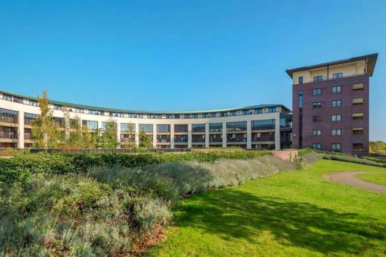 Beautiful Apartment - City Centre - Garden+Parking in 10 Huntley Crescent - Property image 25 - VivreStays