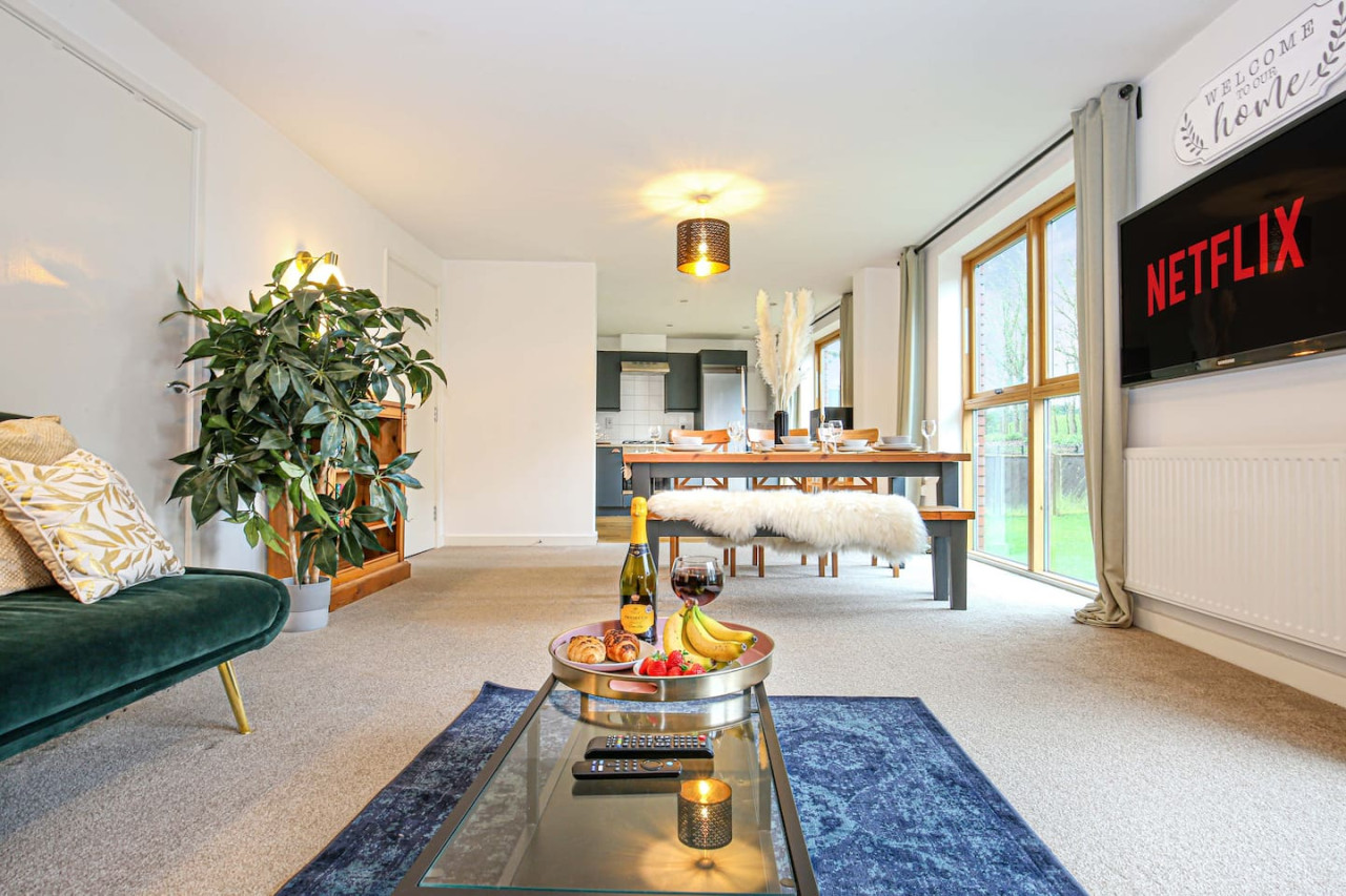 Beautiful Apartment - City Centre - Garden+Parking in 10 Huntley Crescent - Property image 2 - VivreStays