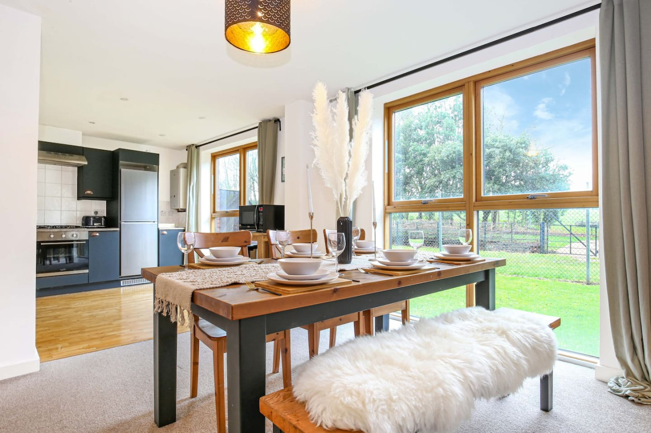 Beautiful Apartment - City Centre - Garden+Parking in 10 Huntley Crescent - Property image 7 - VivreStays