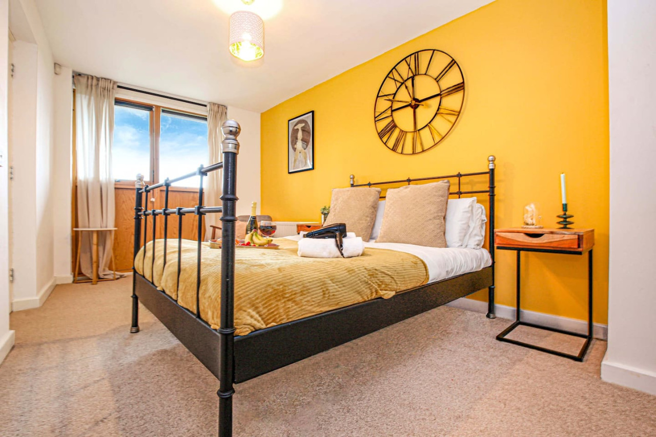 Beautiful Apartment - City Centre - Garden+Parking in 10 Huntley Crescent - Property image 11 - VivreStays
