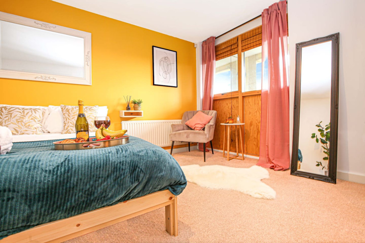 Beautiful Apartment - City Centre - Garden+Parking in 10 Huntley Crescent - Property image 16 - VivreStays