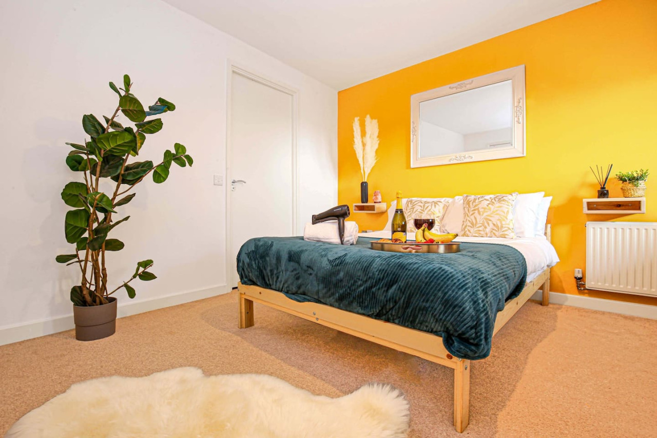 Beautiful Apartment - City Centre - Garden+Parking in 10 Huntley Crescent - Property image 15 - VivreStays