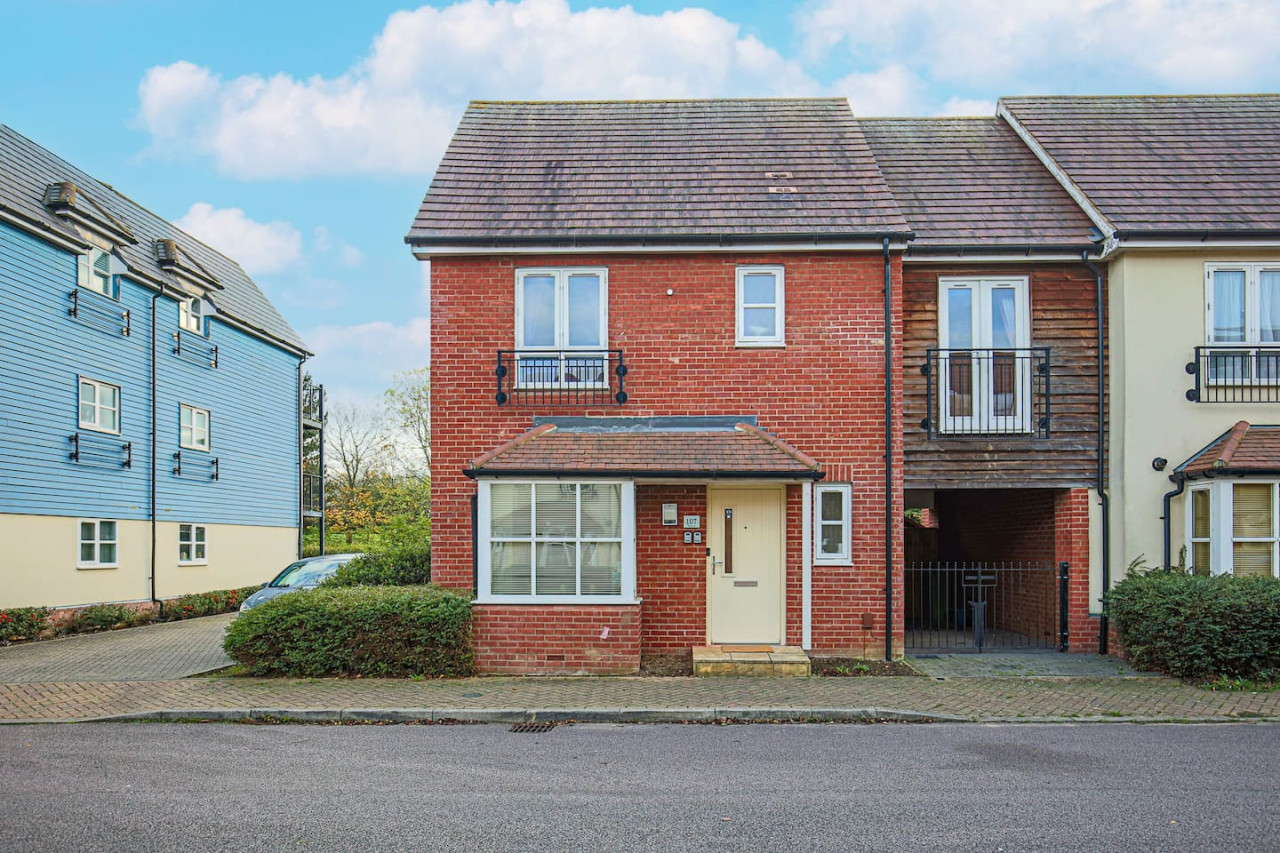 Middleton House • Sleeps 6 • Free Parking • Garden • Work Desk • Fast WiFi in 107 Tyhurst - Property image 26 - VivreStays