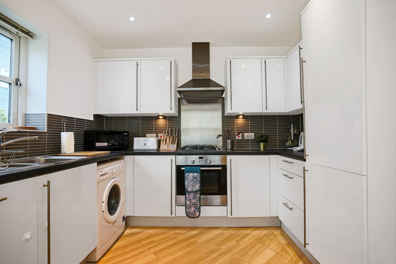 Middleton House • Sleeps 6 • Free Parking • Garden • Work Desk • Fast WiFi in 107 Tyhurst - Property image 21 - VivreStays