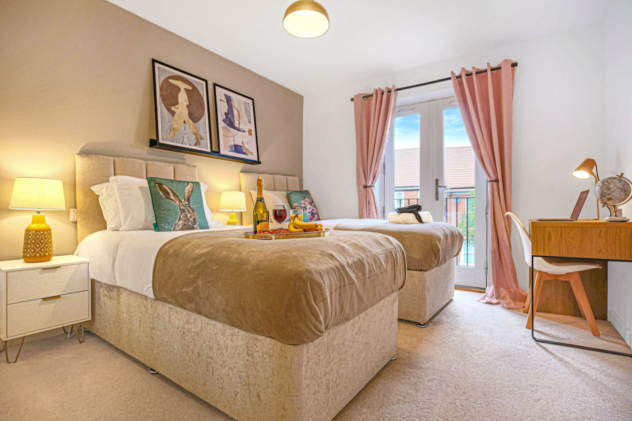 Middleton House • Sleeps 6 • Free Parking • Garden • Work Desk • Fast WiFi in 107 Tyhurst - Property image 6 - VivreStays