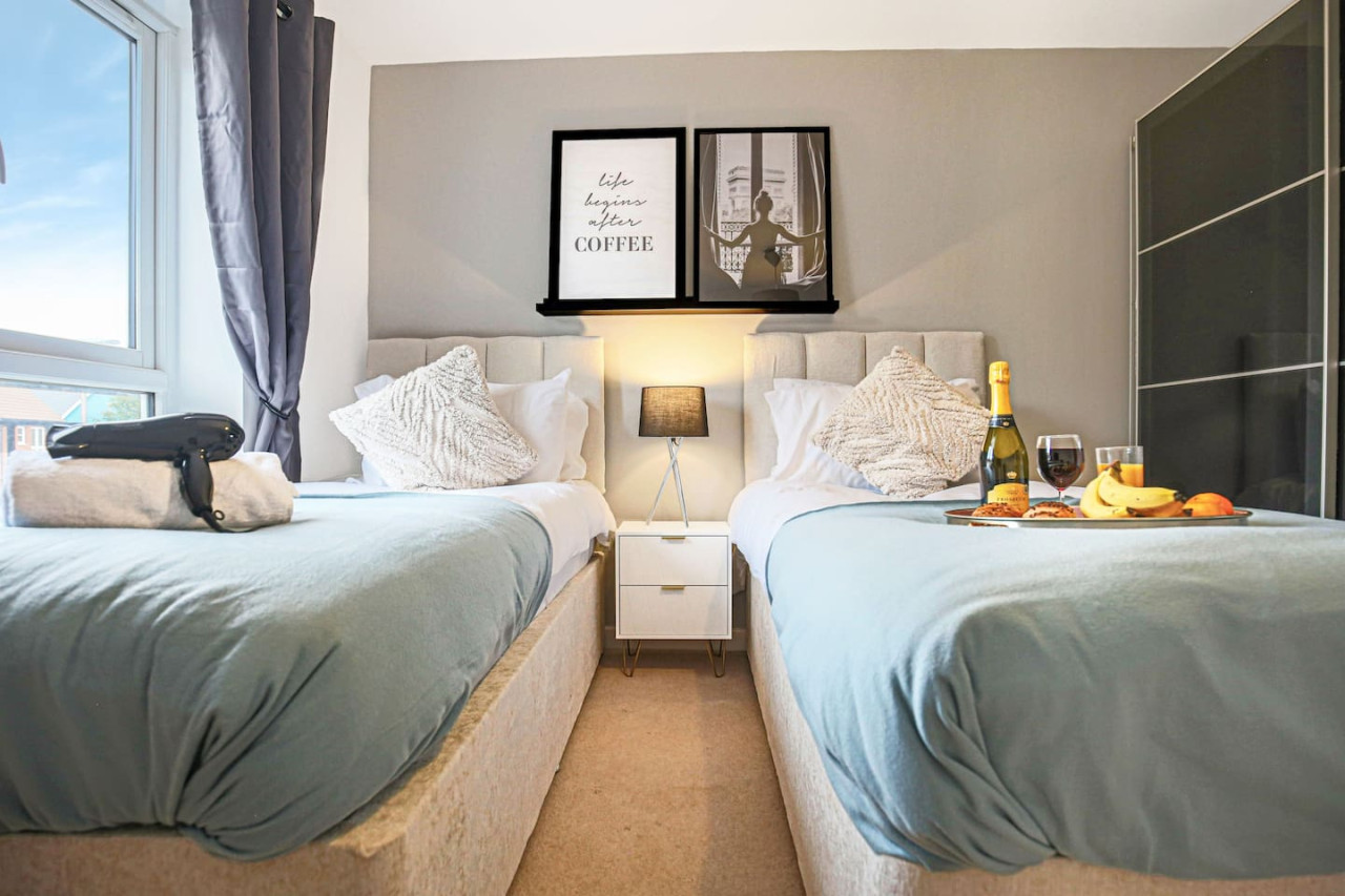 Middleton House • Sleeps 6 • Free Parking • Garden • Work Desk • Fast WiFi in 107 Tyhurst - Property image 13 - VivreStays