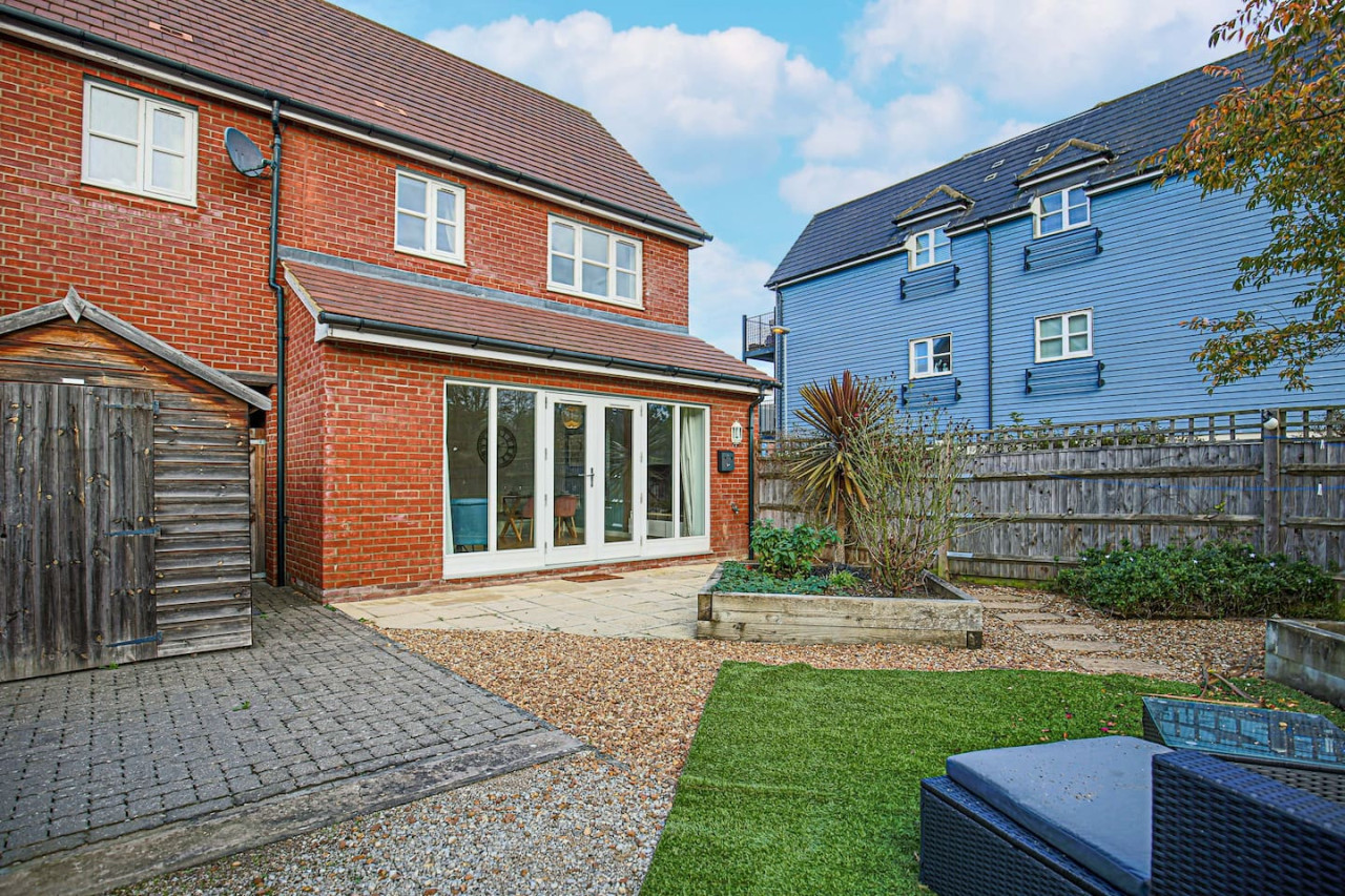 Middleton House • Sleeps 6 • Free Parking • Garden • Work Desk • Fast WiFi in 107 Tyhurst - Property image 25 - VivreStays