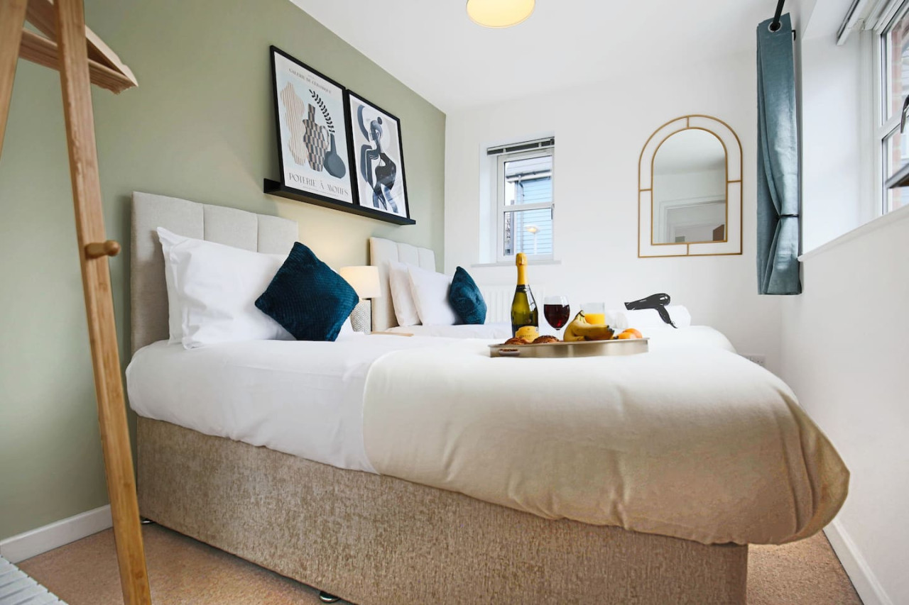 Middleton House • Sleeps 6 • Free Parking • Garden • Work Desk • Fast WiFi in 107 Tyhurst - Property image 16 - VivreStays