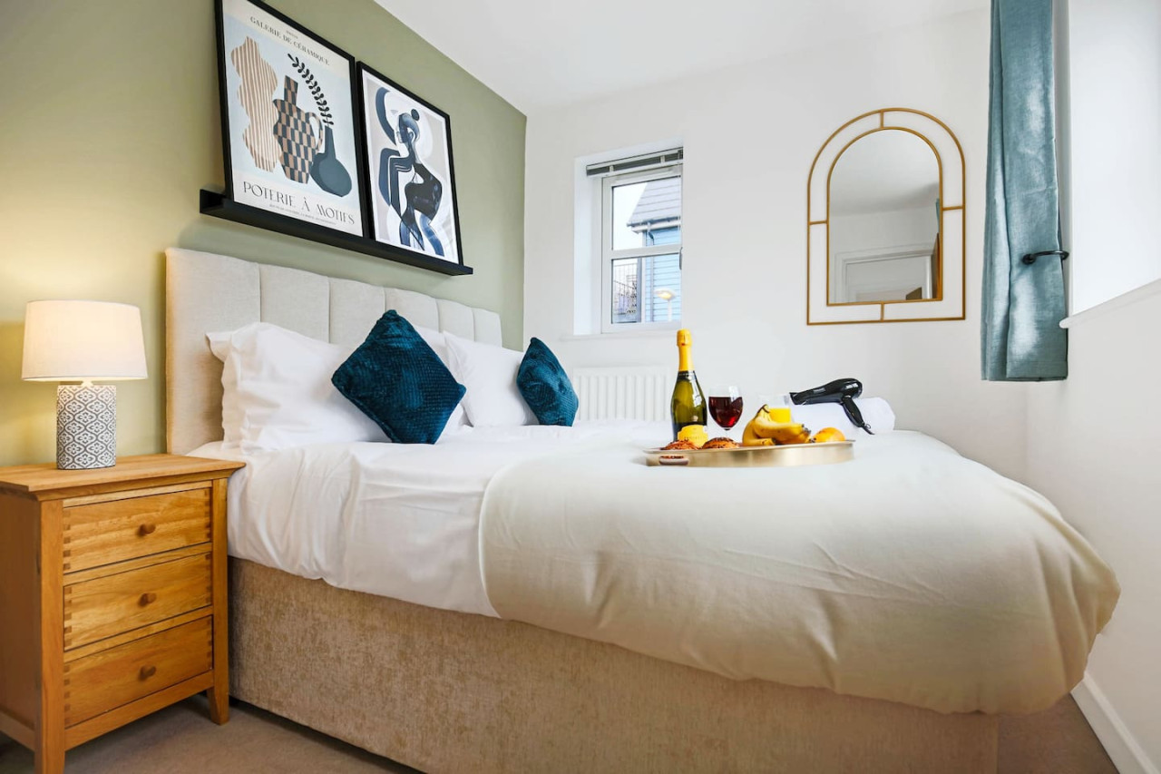 Middleton House • Sleeps 6 • Free Parking • Garden • Work Desk • Fast WiFi in 107 Tyhurst - Property image 17 - VivreStays