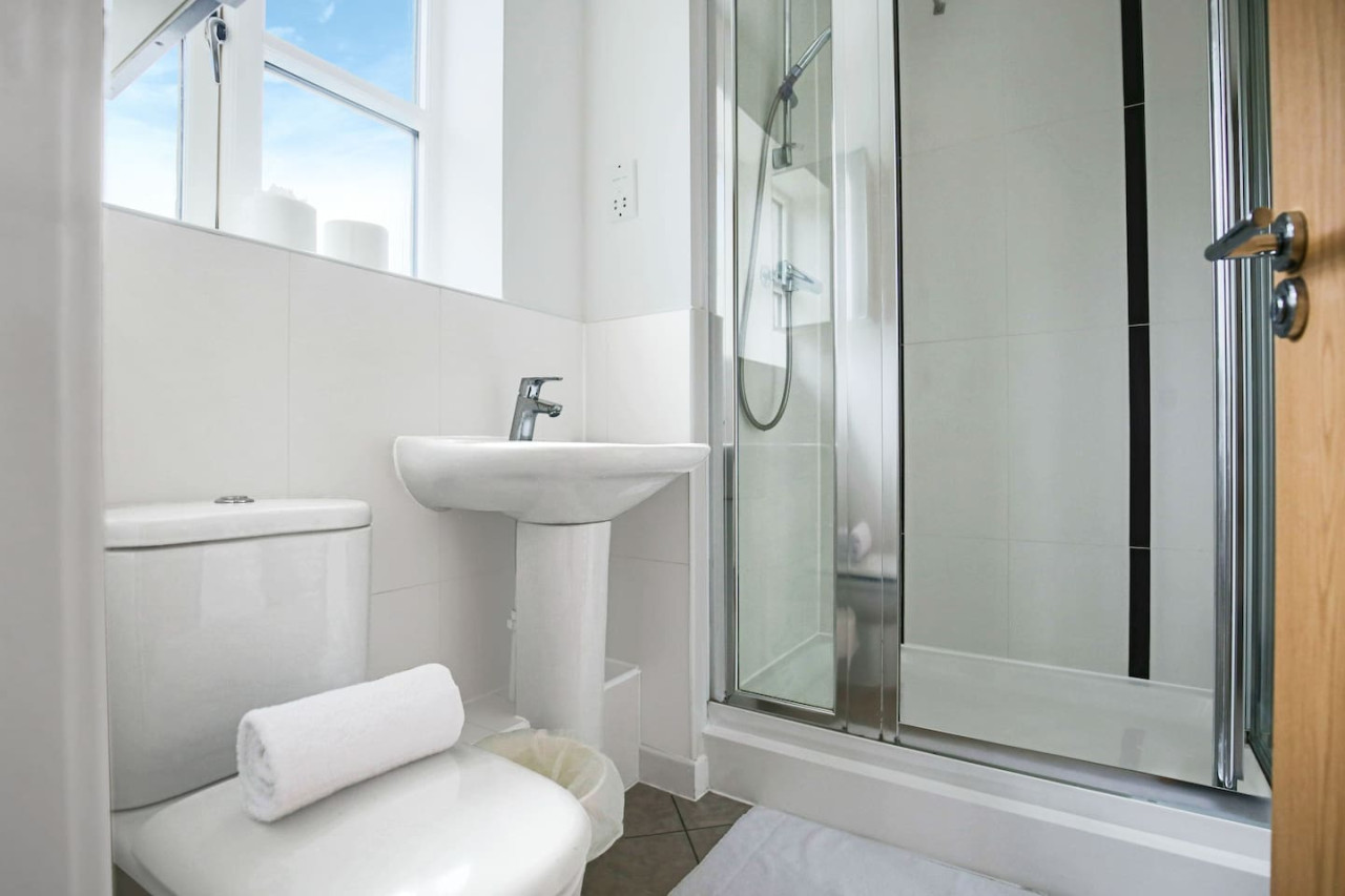 Middleton House • Sleeps 6 • Free Parking • Garden • Work Desk • Fast WiFi in 107 Tyhurst - Property image 11 - VivreStays