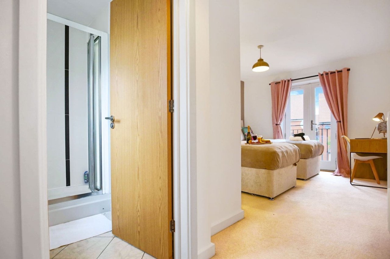 Middleton House • Sleeps 6 • Free Parking • Garden • Work Desk • Fast WiFi in 107 Tyhurst - Property image 10 - VivreStays