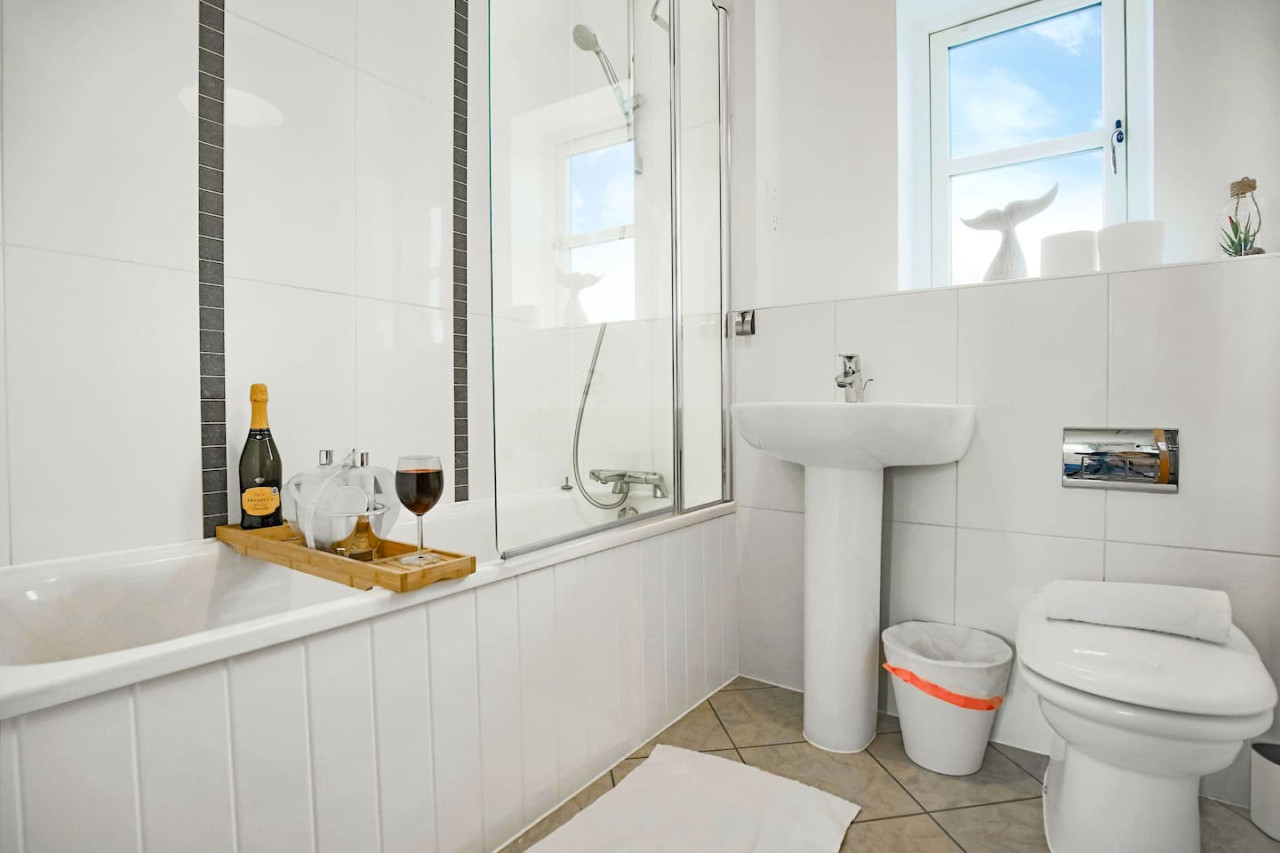 Middleton House • Sleeps 6 • Free Parking • Garden • Work Desk • Fast WiFi in 107 Tyhurst - Property image 19 - VivreStays