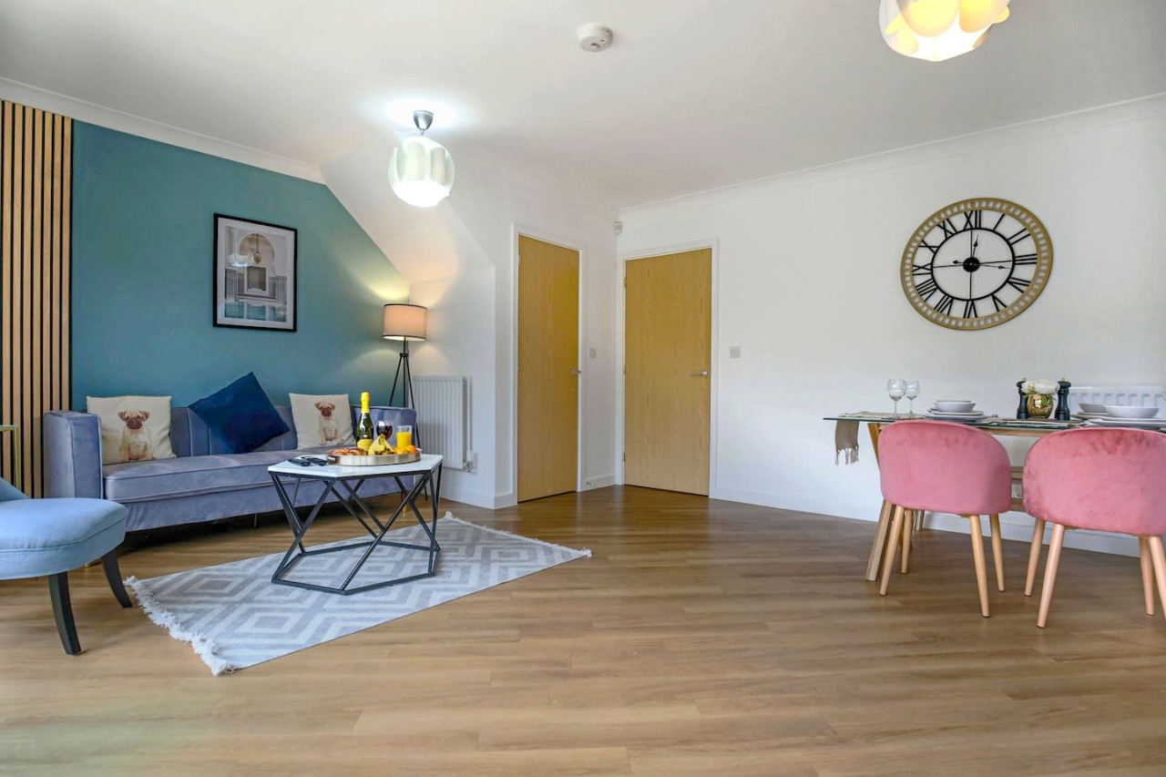 Middleton House • Sleeps 6 • Free Parking • Garden • Work Desk • Fast WiFi in 107 Tyhurst - Property image 4 - VivreStays