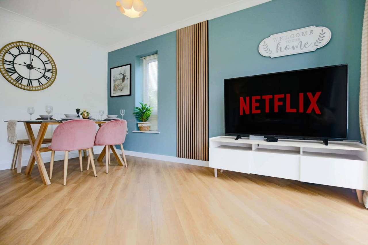 Middleton House • Sleeps 6 • Free Parking • Garden • Work Desk • Fast WiFi in 107 Tyhurst - Property image 3 - VivreStays