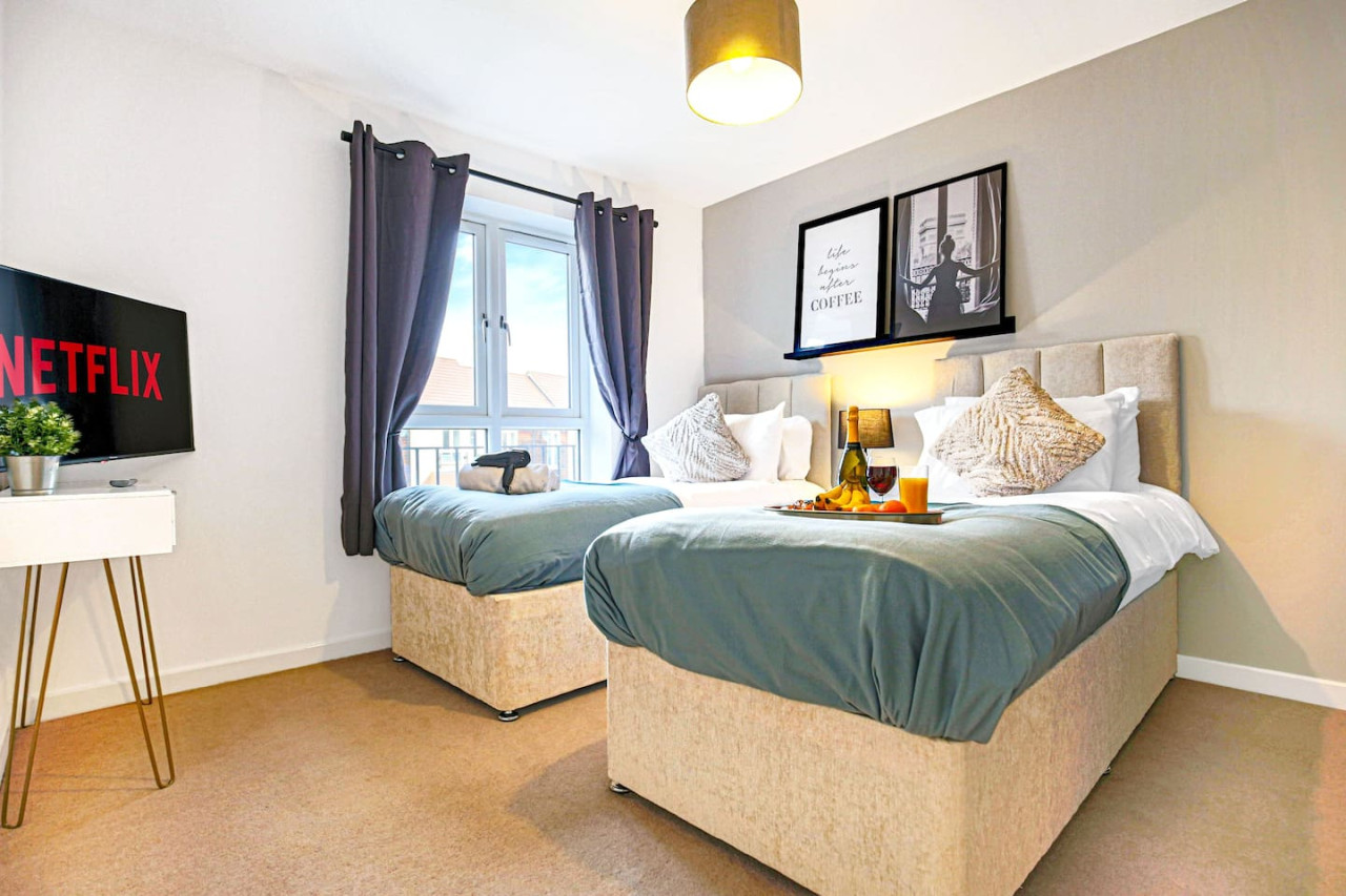 Middleton House • Sleeps 6 • Free Parking • Garden • Work Desk • Fast WiFi in 107 Tyhurst - Property image 12 - VivreStays