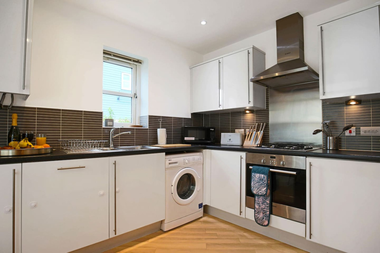 Middleton House • Sleeps 6 • Free Parking • Garden • Work Desk • Fast WiFi in 107 Tyhurst - Property image 22 - VivreStays