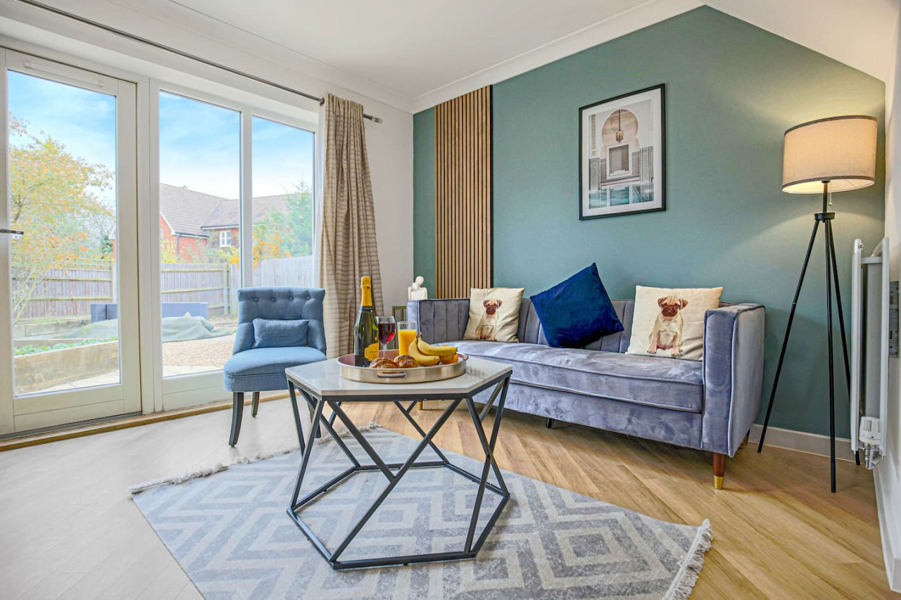 Middleton House • Sleeps 6 • Free Parking • Garden • Work Desk • Fast WiFi in 107 Tyhurst - Property image 2 - VivreStays