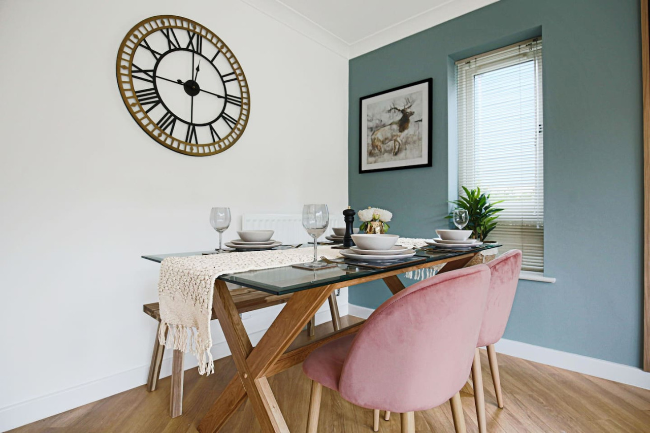 Middleton House • Sleeps 6 • Free Parking • Garden • Work Desk • Fast WiFi in 107 Tyhurst - Property image 5 - VivreStays