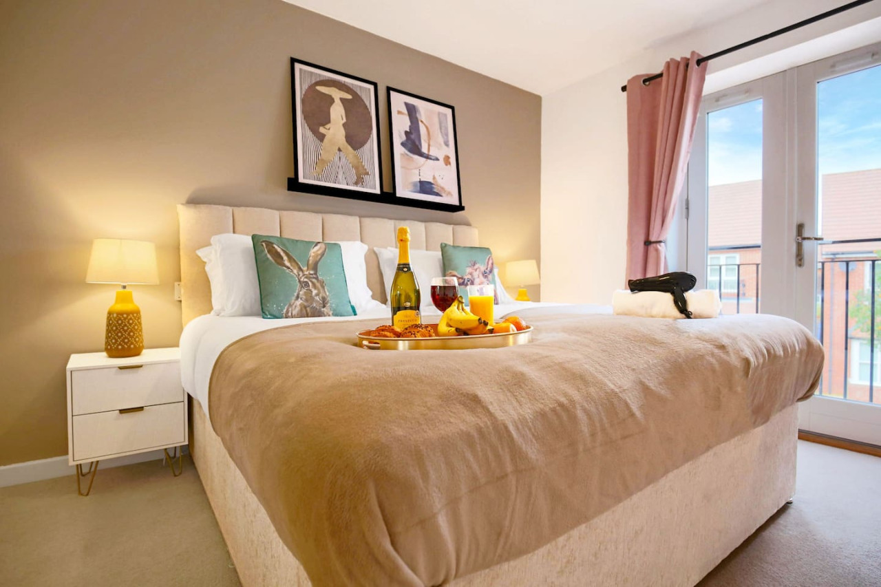 Middleton House • Sleeps 6 • Free Parking • Garden • Work Desk • Fast WiFi in 107 Tyhurst - Property image 7 - VivreStays