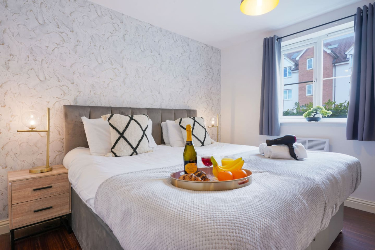 Beautiful Apartment • Close to Town Centre • Free Parking • Fast-Wifi • Sky TV in Gregory Gardens - Property image 4 - VivreStays