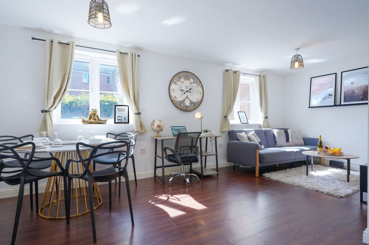 Beautiful Apartment • Close to Town Centre • Free Parking • Fast-Wifi • Sky TV in Gregory Gardens - Property image 15 - VivreStays