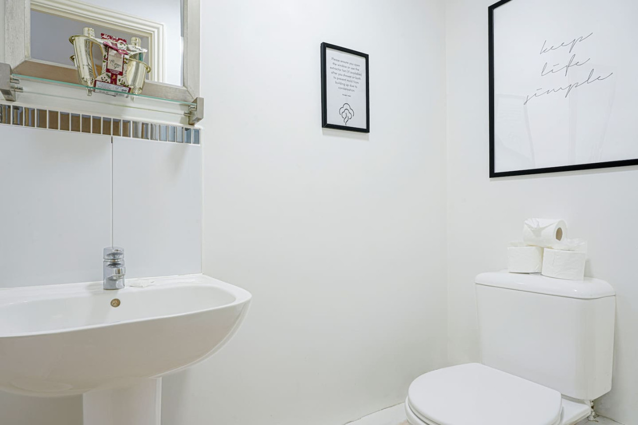 Beautiful Apartment • Close to Town Centre • Free Parking • Fast-Wifi • Sky TV in Gregory Gardens - Property image 10 - VivreStays