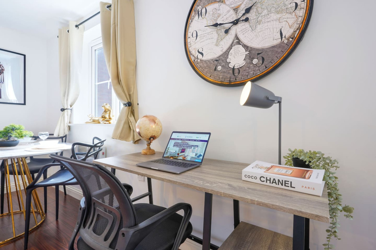 Beautiful Apartment • Close to Town Centre • Free Parking • Fast-Wifi • Sky TV in Gregory Gardens - Property image 17 - VivreStays