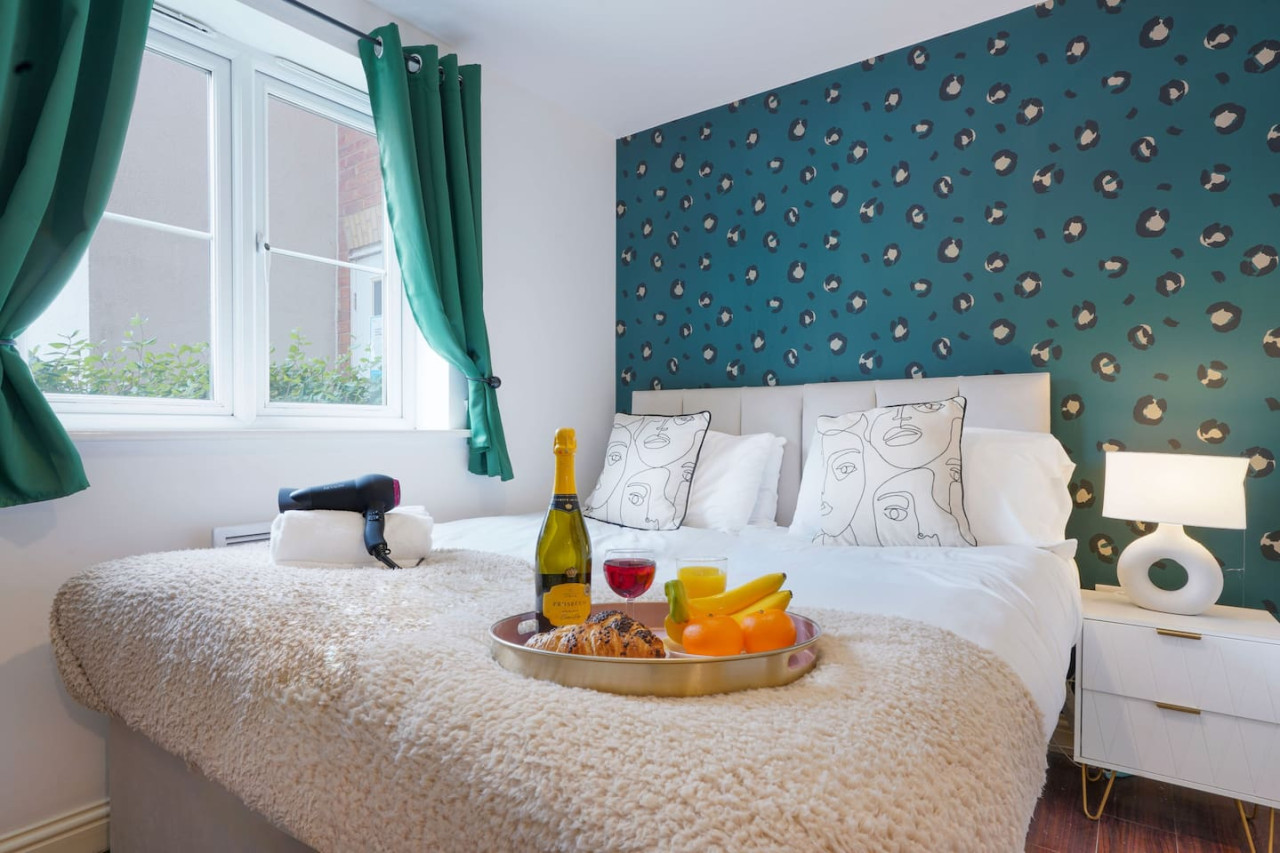 Beautiful Apartment • Close to Town Centre • Free Parking • Fast-Wifi • Sky TV in Gregory Gardens - Property image 5 - VivreStays