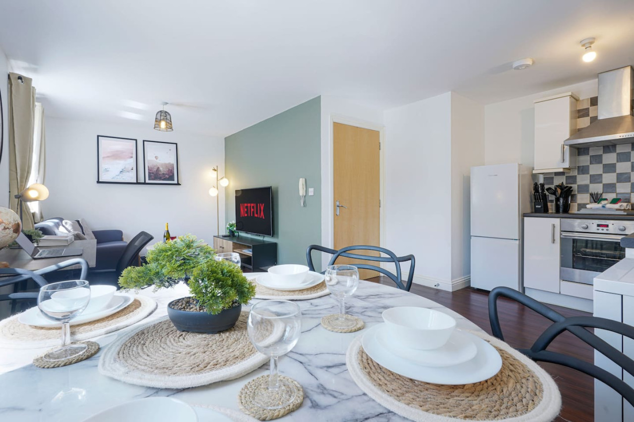 Beautiful Apartment • Close to Town Centre • Free Parking • Fast-Wifi • Sky TV in Gregory Gardens - Property image 14 - VivreStays