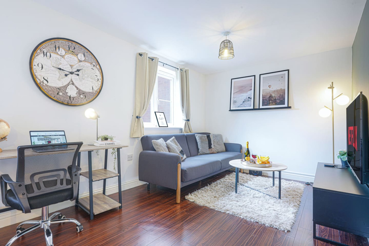Beautiful Apartment • Close to Town Centre • Free Parking • Fast-Wifi • Sky TV in Gregory Gardens - Property image 16 - VivreStays