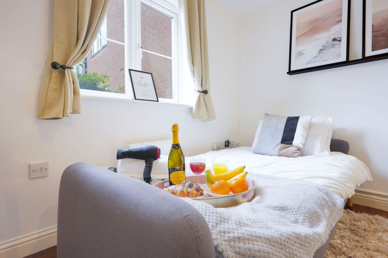 Beautiful Apartment • Close to Town Centre • Free Parking • Fast-Wifi • Sky TV in Gregory Gardens - Property image 18 - VivreStays
