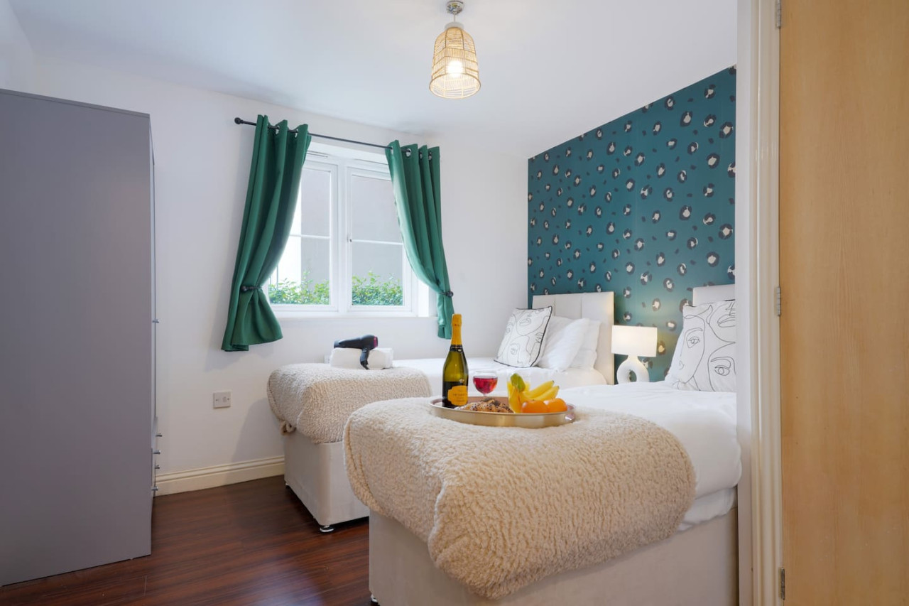 Beautiful Apartment • Close to Town Centre • Free Parking • Fast-Wifi • Sky TV in Gregory Gardens - Property image 6 - VivreStays