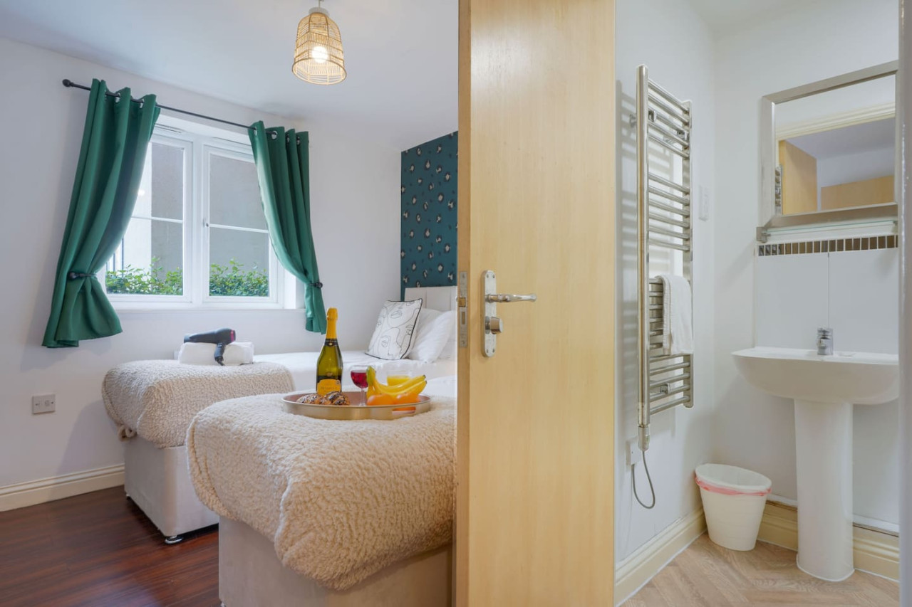 Beautiful Apartment • Close to Town Centre • Free Parking • Fast-Wifi • Sky TV in Gregory Gardens - Property image 7 - VivreStays