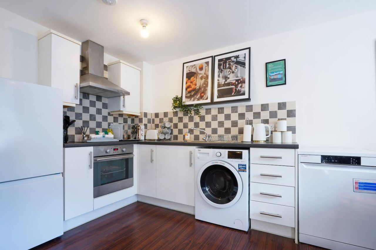 Beautiful Apartment • Close to Town Centre • Free Parking • Fast-Wifi • Sky TV in Gregory Gardens - Property image 12 - VivreStays