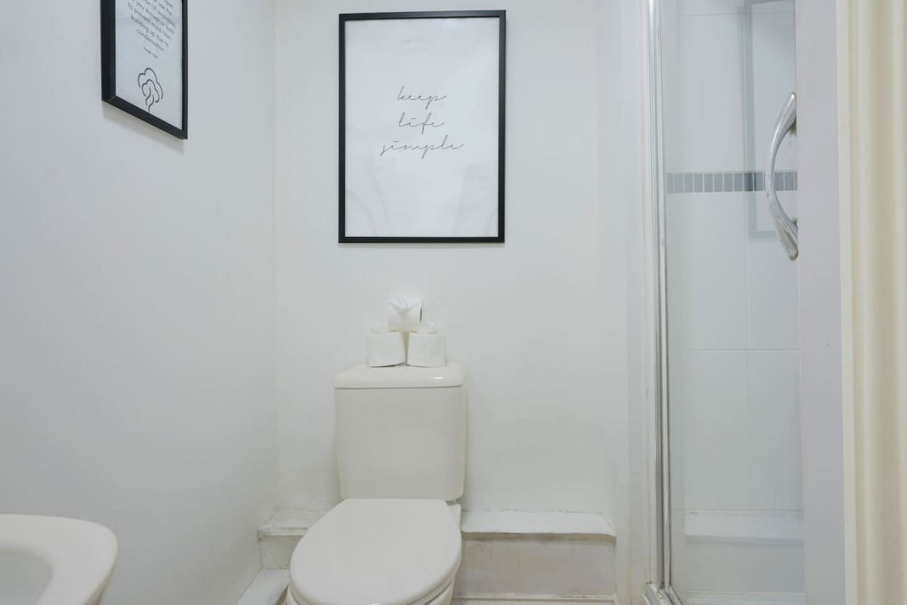 Beautiful Apartment • Close to Town Centre • Free Parking • Fast-Wifi • Sky TV in Gregory Gardens - Property image 9 - VivreStays