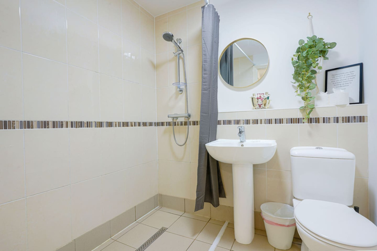 Beautiful Apartment • Close to Town Centre • Free Parking • Fast-Wifi • Sky TV in Gregory Gardens - Property image 11 - VivreStays