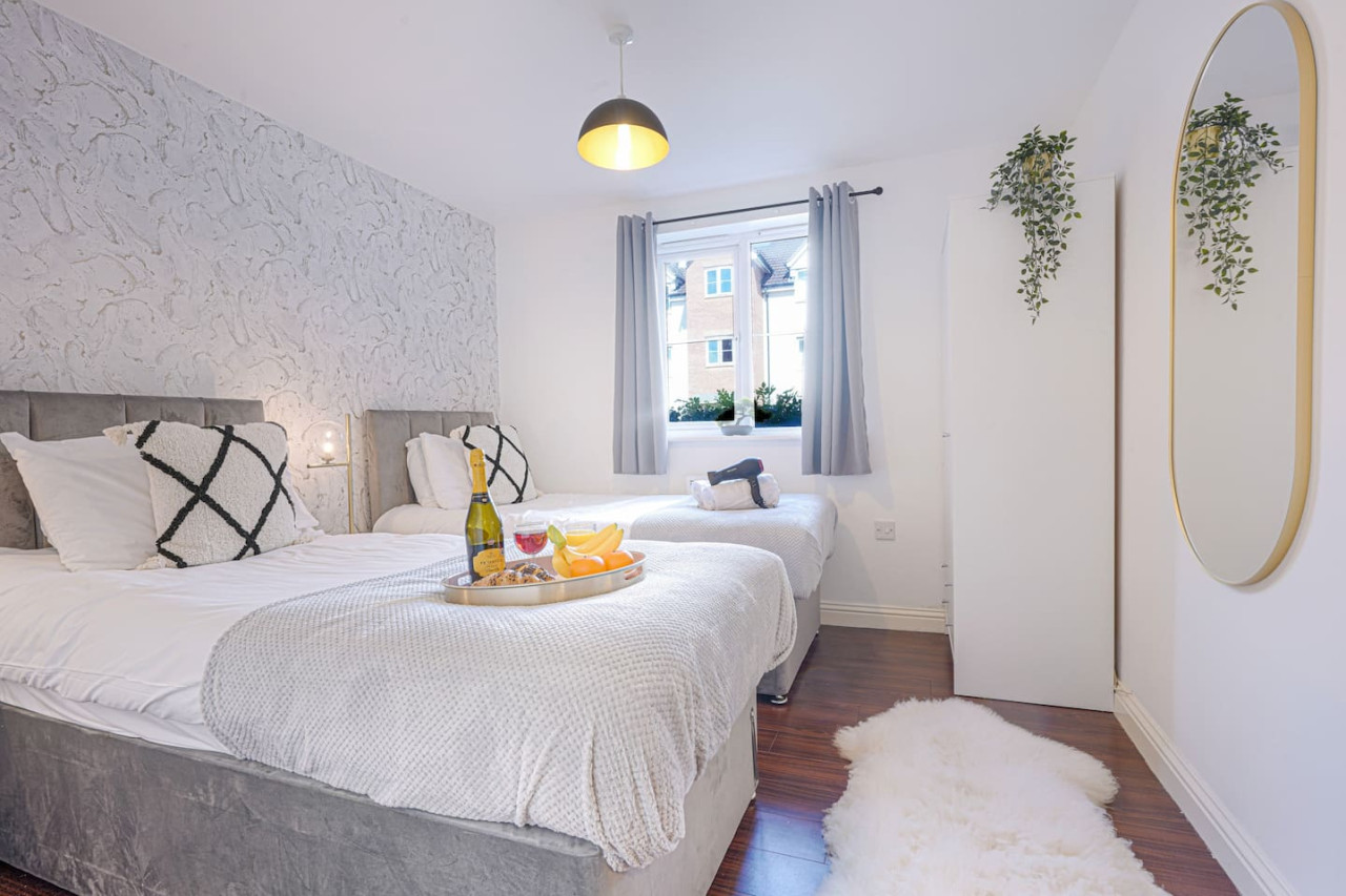 Beautiful Apartment • Close to Town Centre • Free Parking • Fast-Wifi • Sky TV in Gregory Gardens - Property image 2 - VivreStays