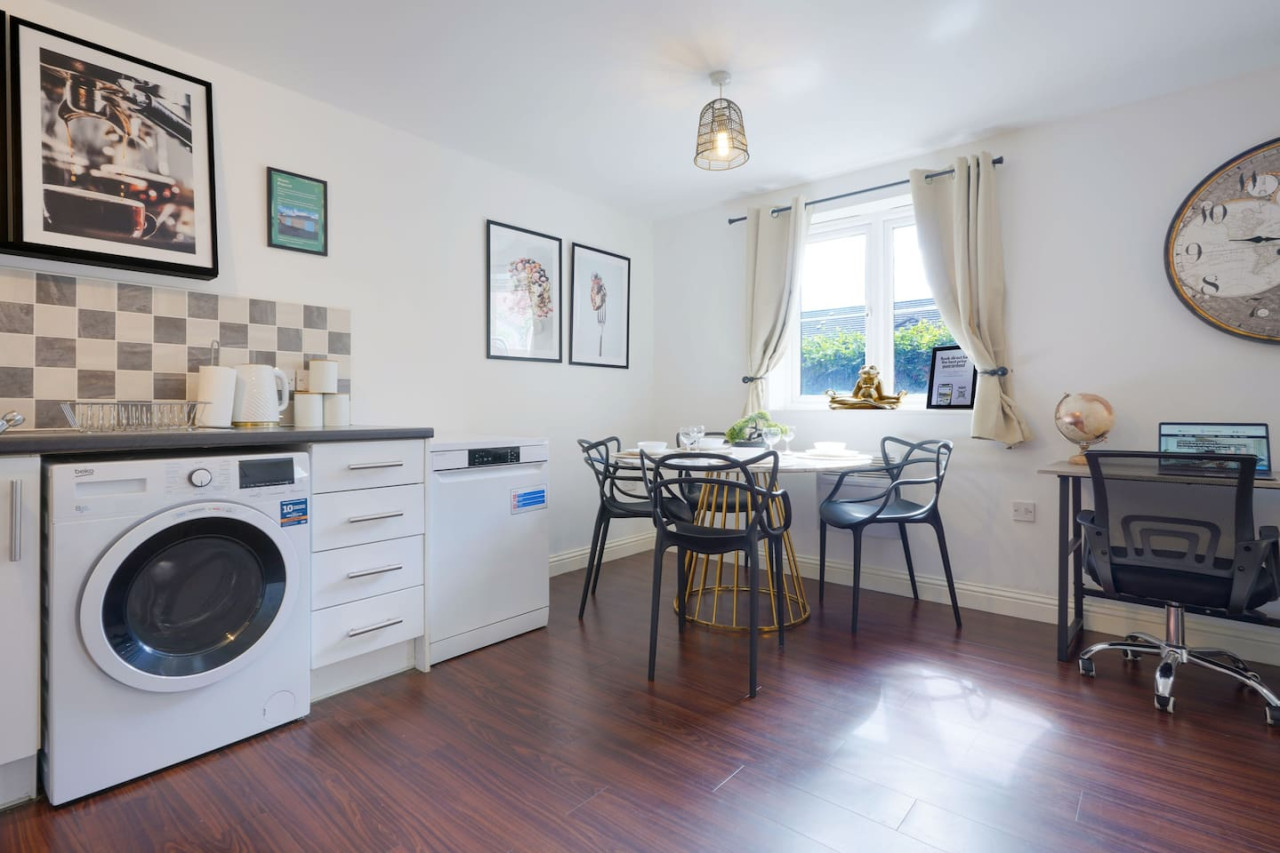 Beautiful Apartment • Close to Town Centre • Free Parking • Fast-Wifi • Sky TV in Gregory Gardens - Property image 13 - VivreStays