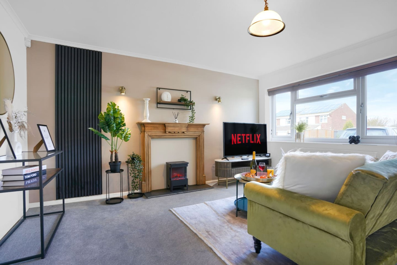 Stylish House • Sleeps 6 • Driveway Parking • Garden • Fast Wifi • Self-Check-In in 132 Blandford Drive - Property image 2 - VivreStays