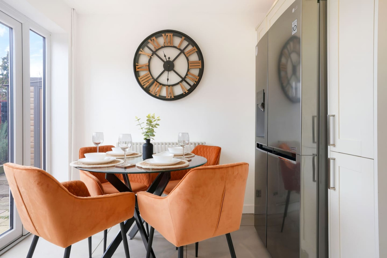Stylish House • Sleeps 6 • Driveway Parking • Garden • Fast Wifi • Self-Check-In in 132 Blandford Drive - Property image 20 - VivreStays