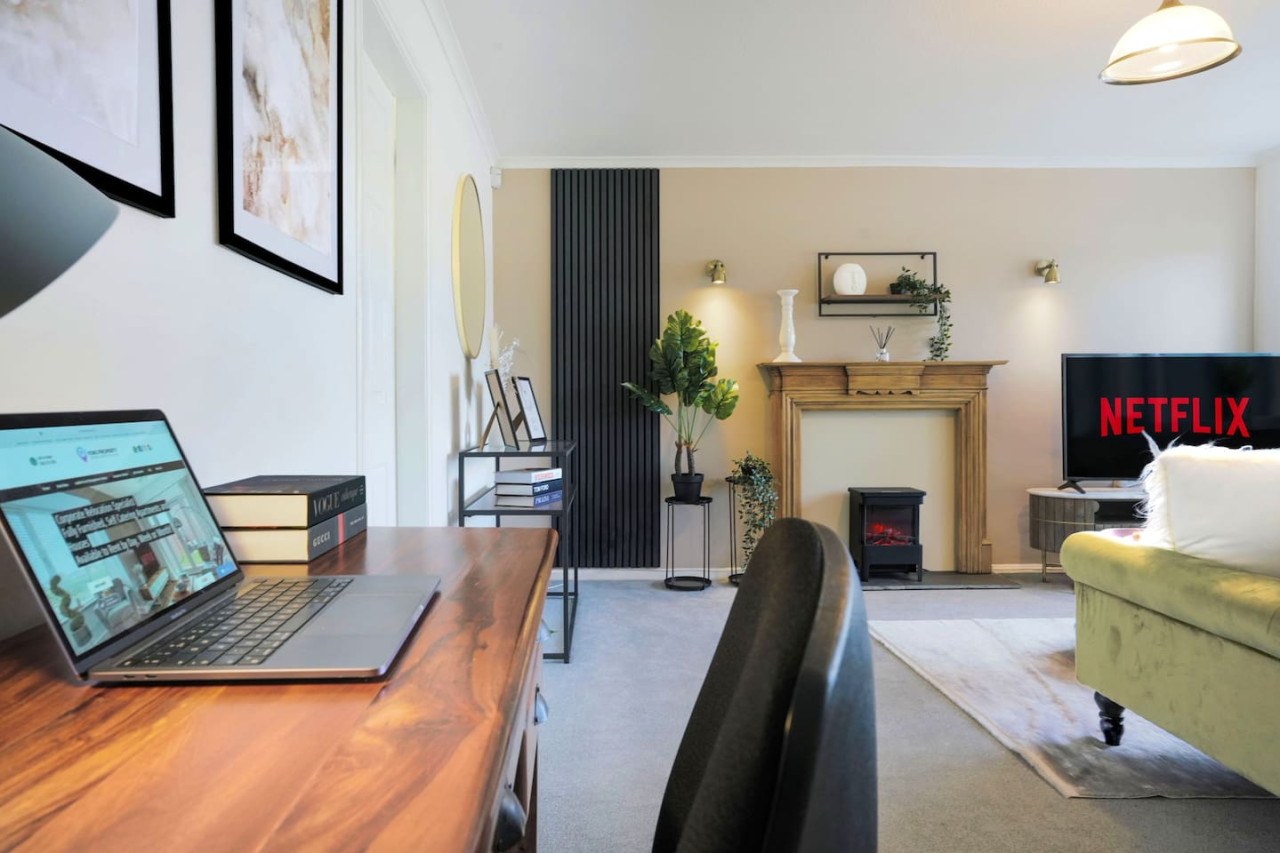 Stylish House • Sleeps 6 • Driveway Parking • Garden • Fast Wifi • Self-Check-In in 132 Blandford Drive - Property image 3 - VivreStays