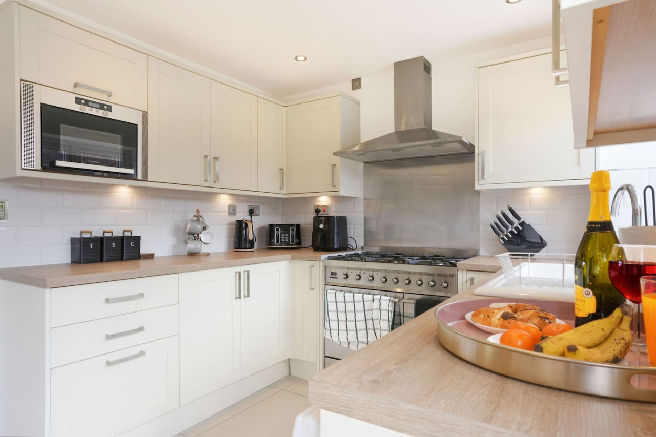 Stylish House • Sleeps 6 • Driveway Parking • Garden • Fast Wifi • Self-Check-In in 132 Blandford Drive - Property image 18 - VivreStays