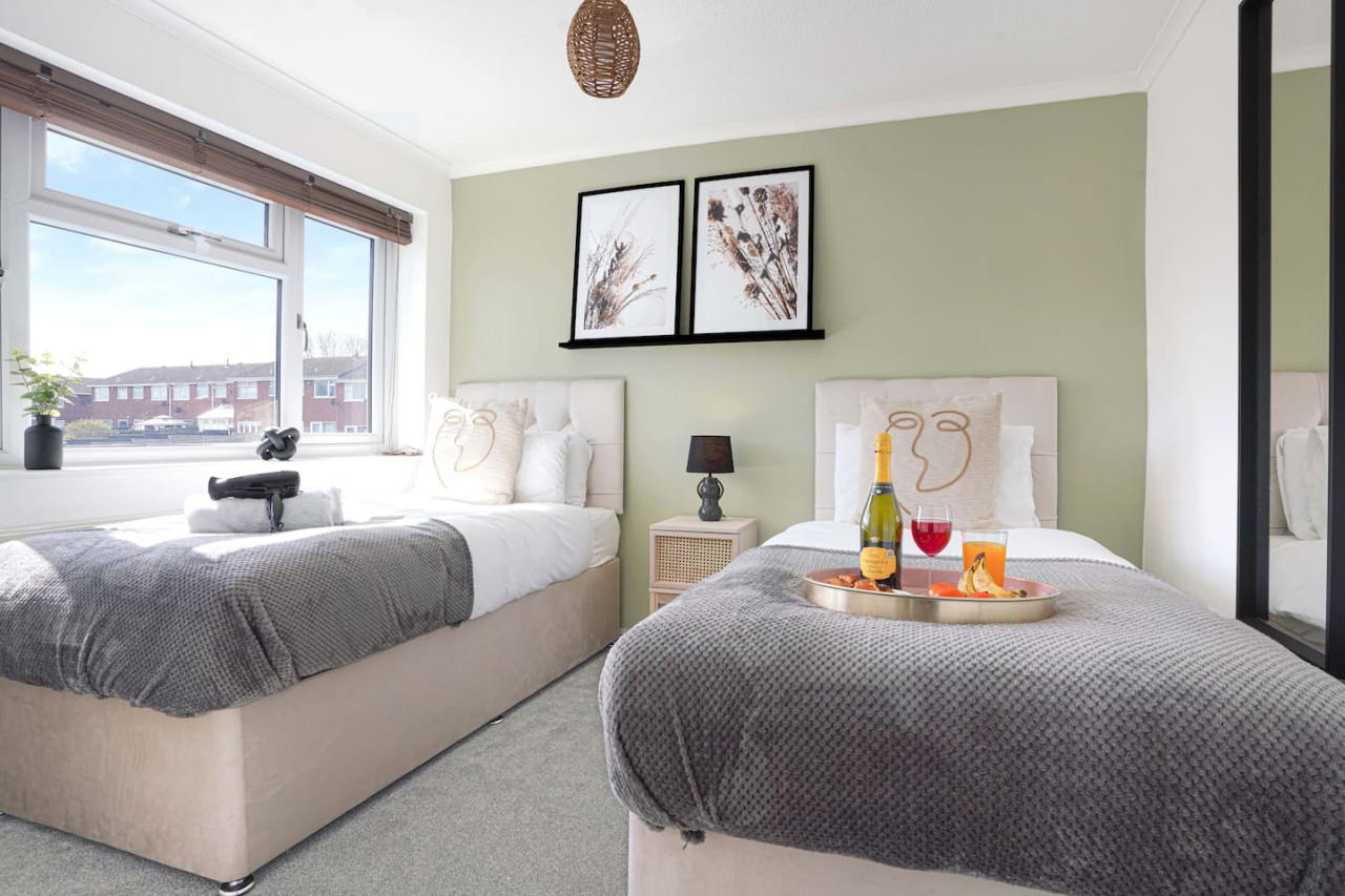 Stylish House • Sleeps 6 • Driveway Parking • Garden • Fast Wifi • Self-Check-In in 132 Blandford Drive - Property image 7 - VivreStays