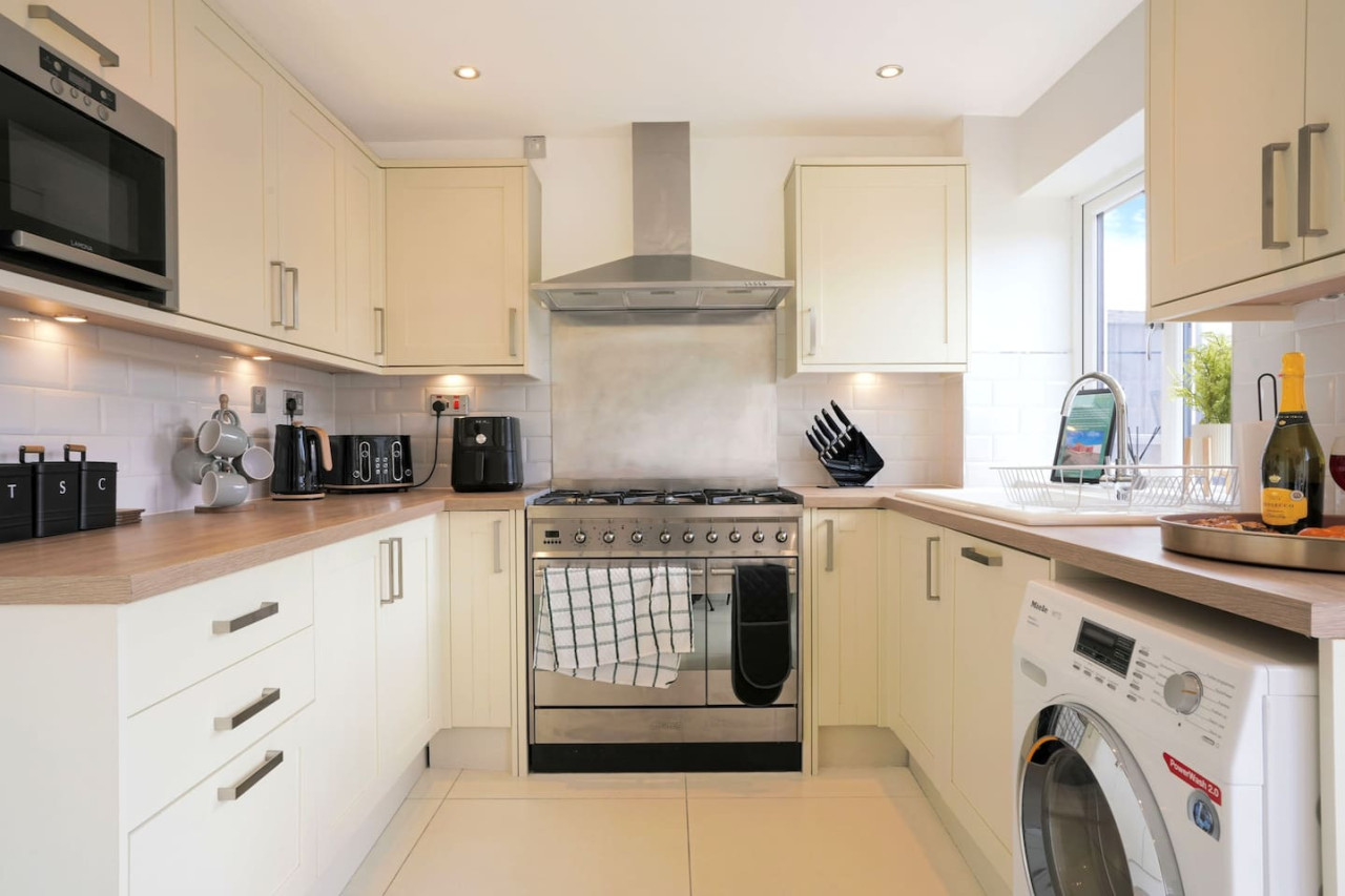 Stylish House • Sleeps 6 • Driveway Parking • Garden • Fast Wifi • Self-Check-In in 132 Blandford Drive - Property image 17 - VivreStays