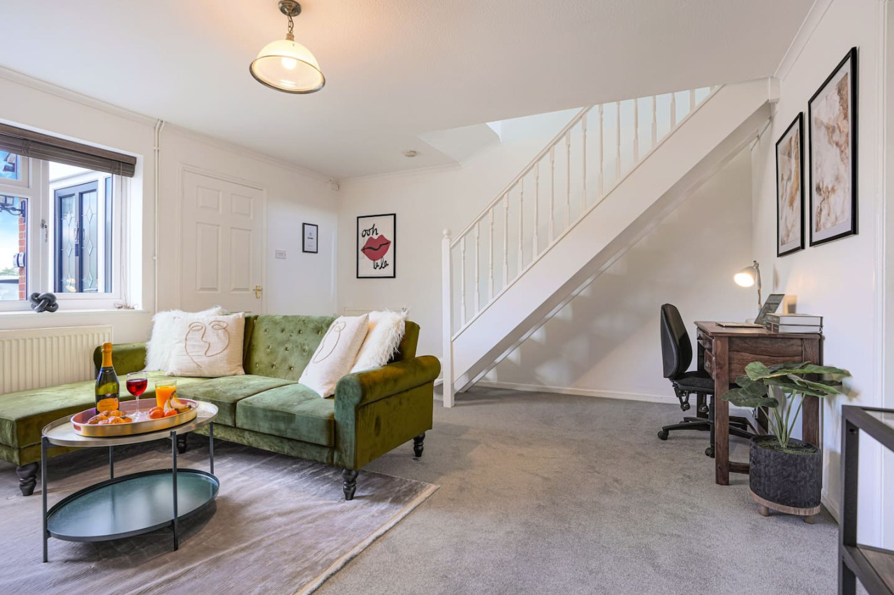 Stylish House • Sleeps 6 • Driveway Parking • Garden • Fast Wifi • Self-Check-In in 132 Blandford Drive - Property image 4 - VivreStays