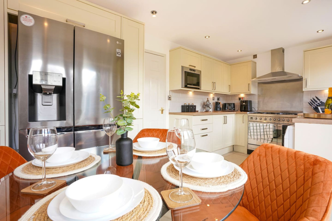 Stylish House • Sleeps 6 • Driveway Parking • Garden • Fast Wifi • Self-Check-In in 132 Blandford Drive - Property image 21 - VivreStays